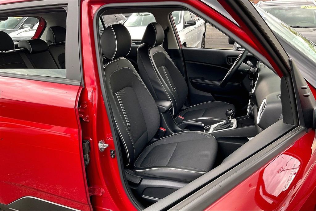 Used 2023 Hyundai Venue Limited FWD image 6