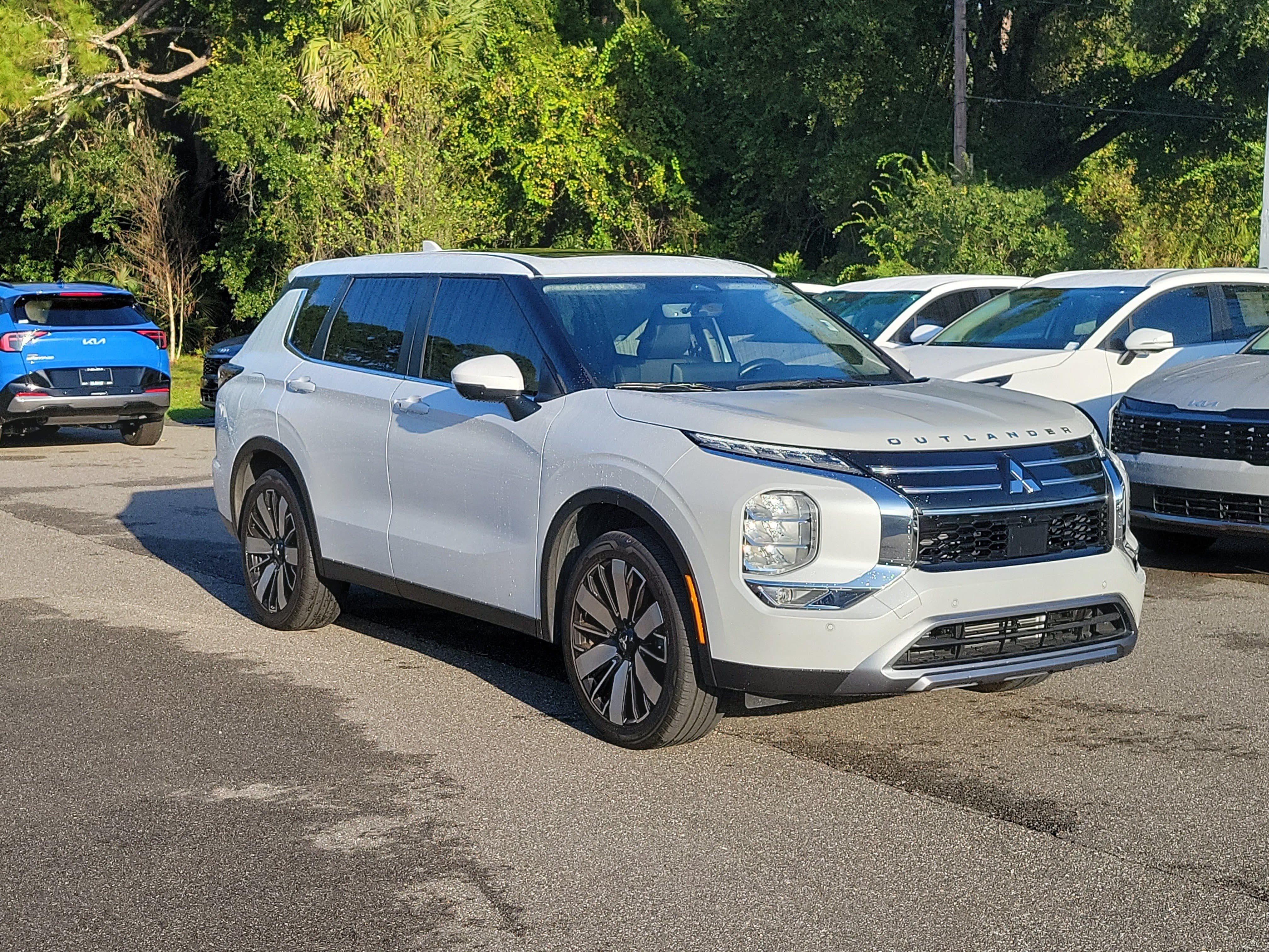 Used 2025 Mitsubishi Outlander SE FWD image 3