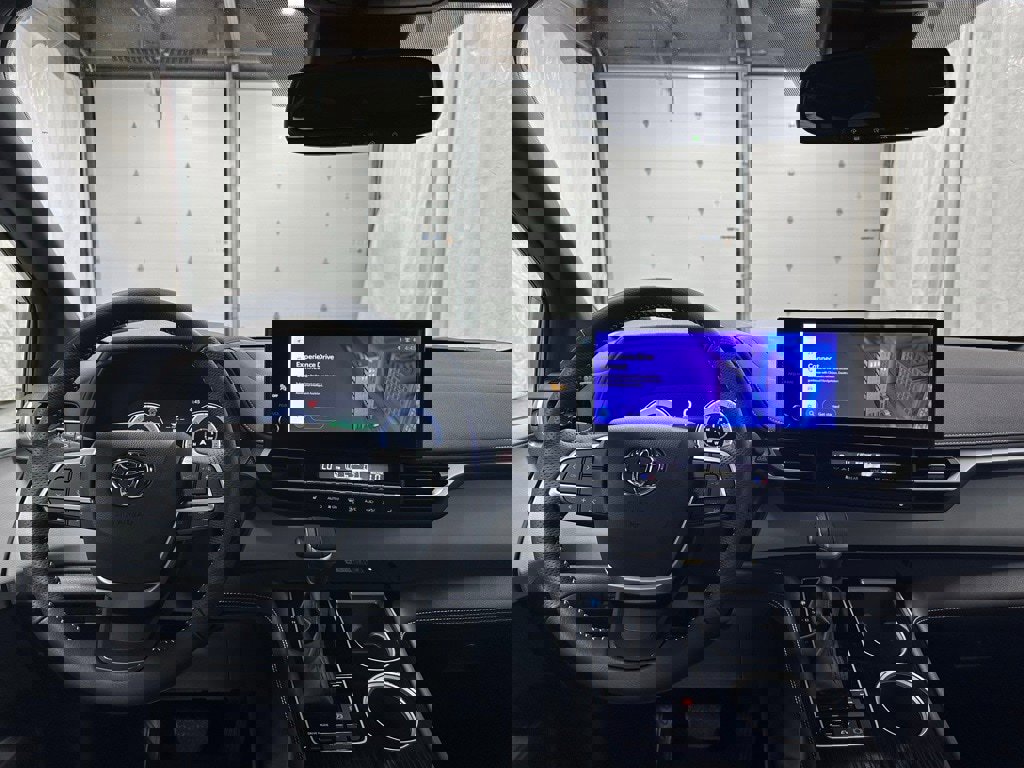 Used 2025 Toyota Sienna XSE image 16