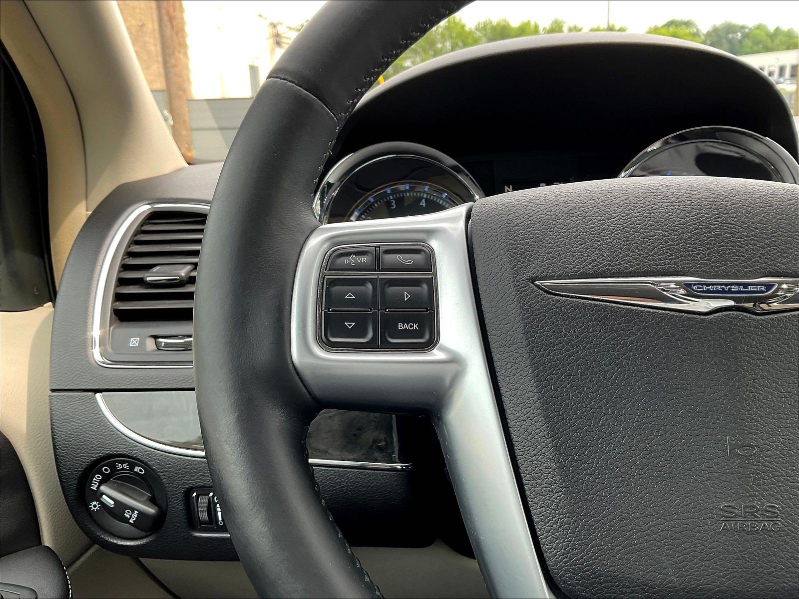 Used 2013 Chrysler Town & Country Touring-L w/ Premium Group FWD image 10