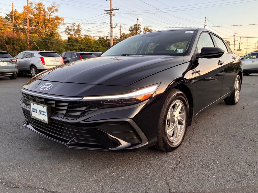 Used 2025 Hyundai Elantra SE FWD image 3