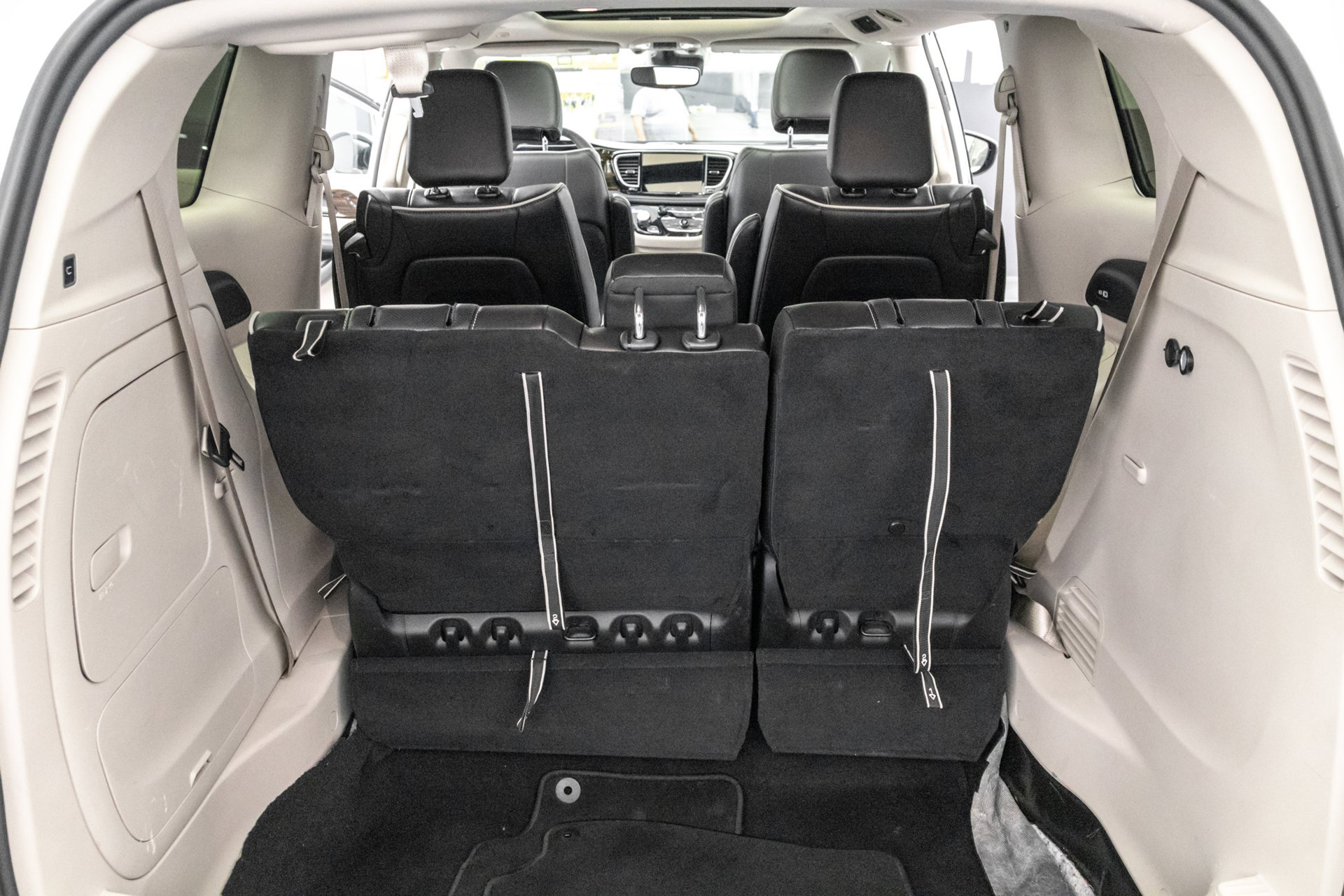 Used 2023 Chrysler Pacifica Limited FWD image 33