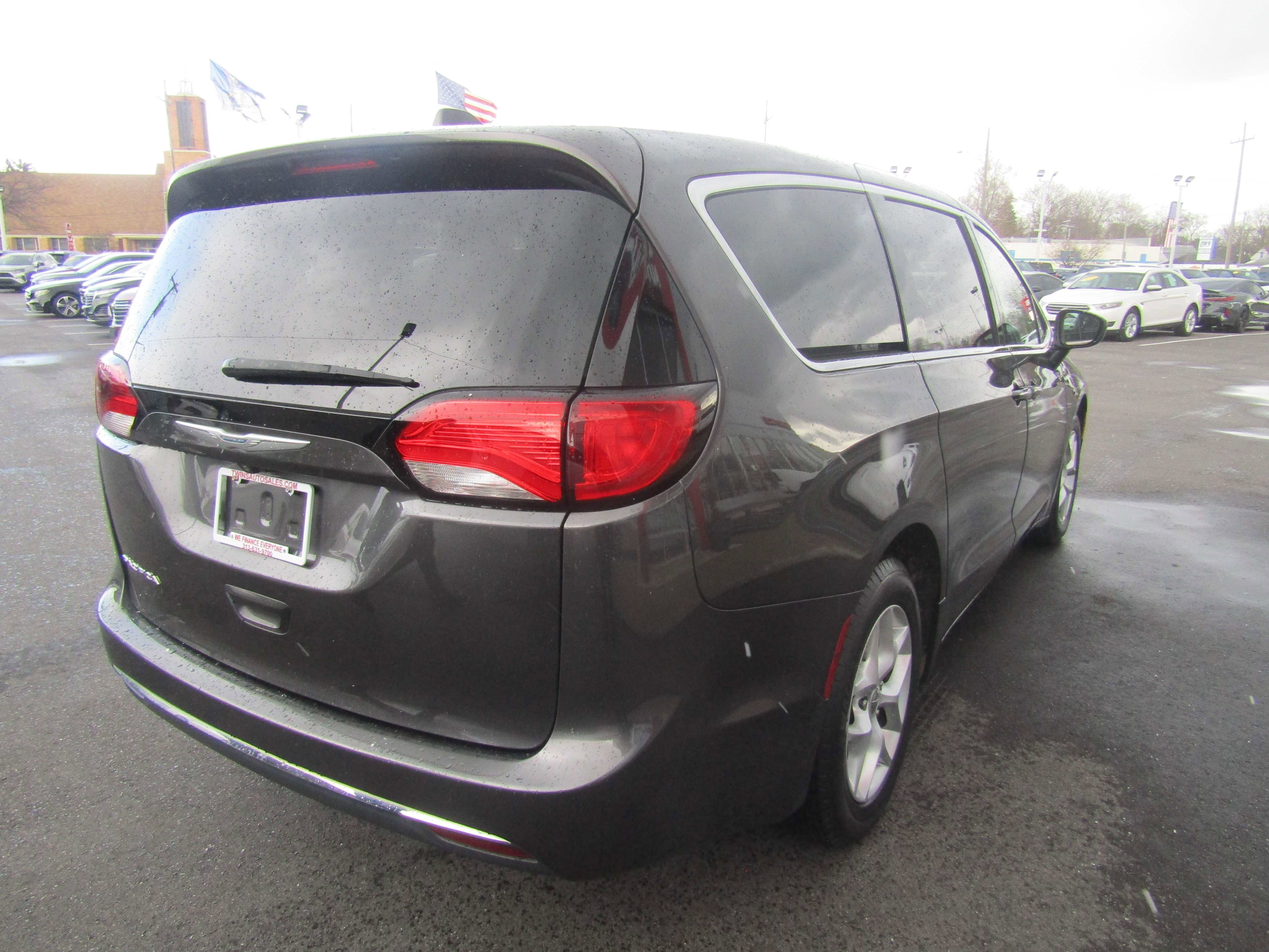 Used 2017 Chrysler Pacifica Touring Plus w/ Tire & Wheel Group FWD image 7