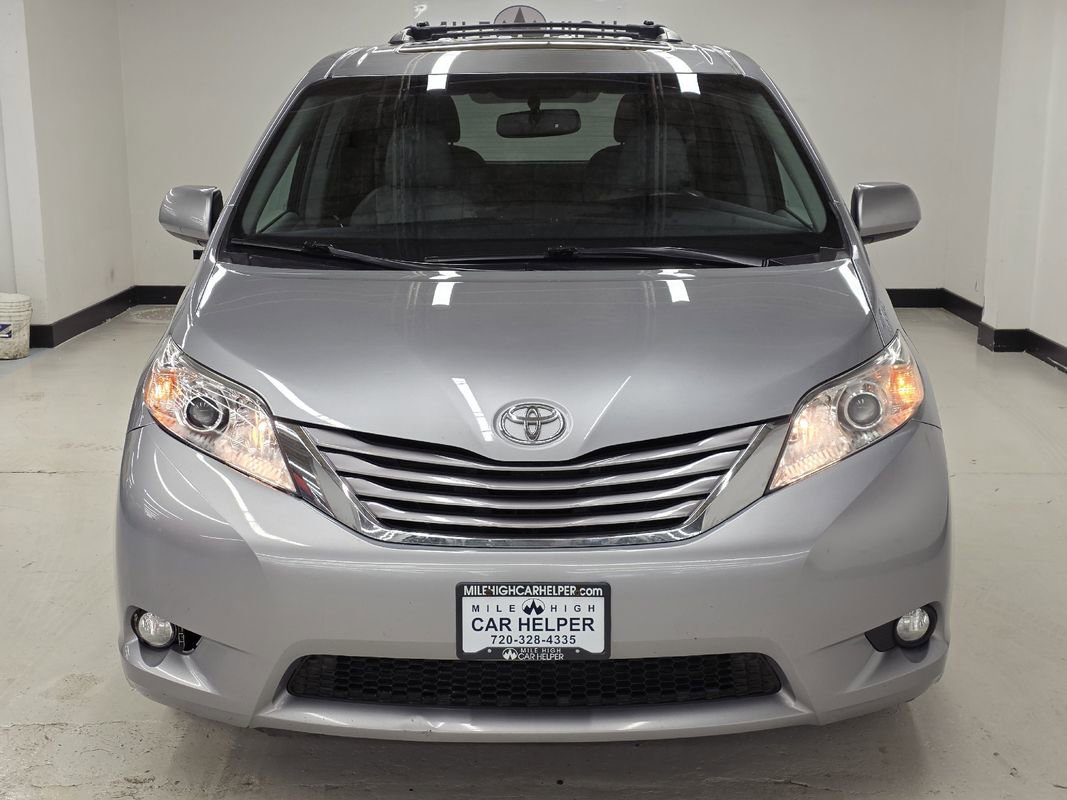 Used 2017 Toyota Sienna XLE Premium image 2