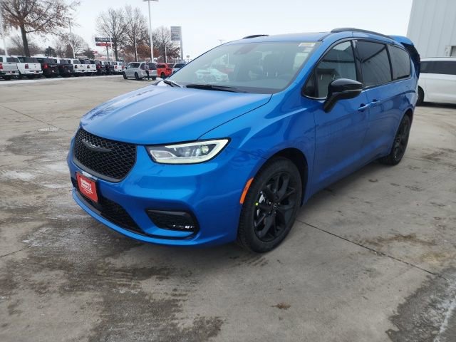 New 2026 Chrysler Pacifica Select w/ S Appearance Package image 3