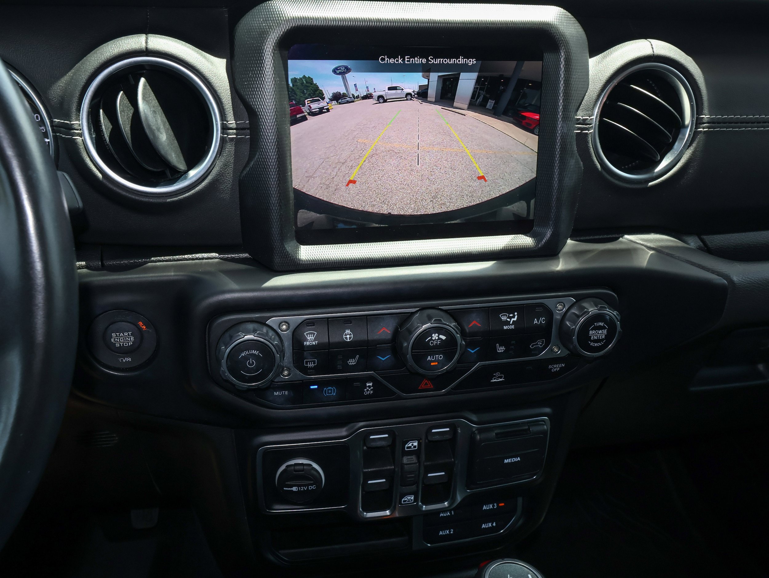 Used 2023 Jeep Wrangler Unlimited Sahara w/ Cold Weather Group AWD/4WD image 24