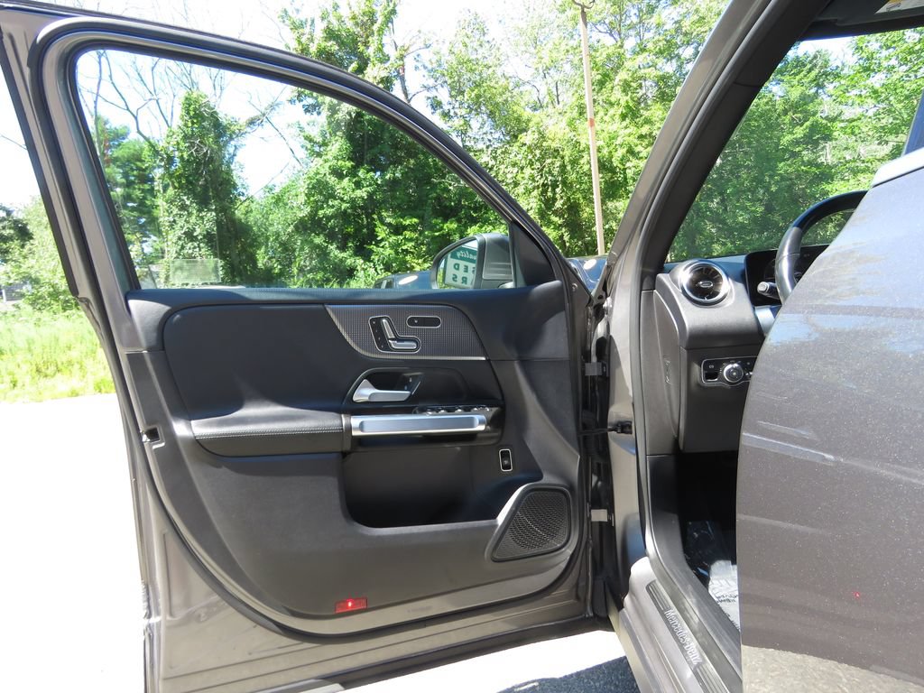 Used 2021 Mercedes-Benz GLB 250 4MATIC image 9