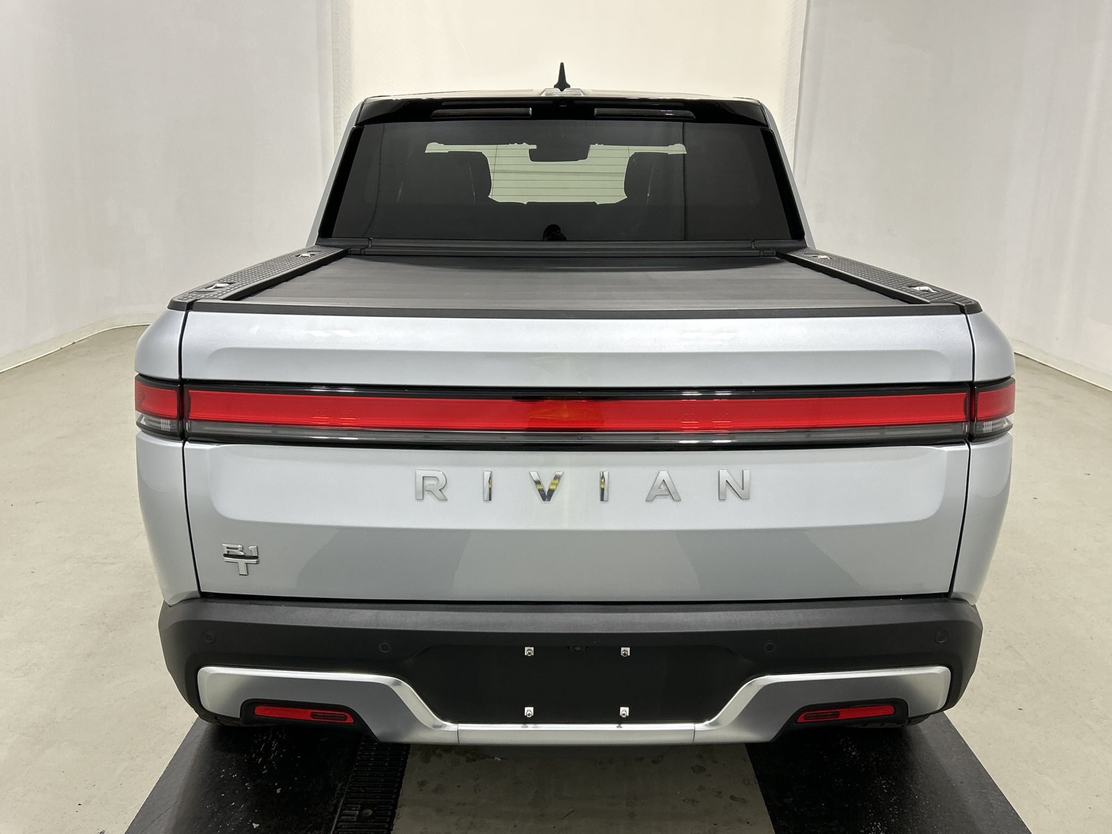 Used 2025 Rivian R1T Adventure Dual AWD/4WD image 4