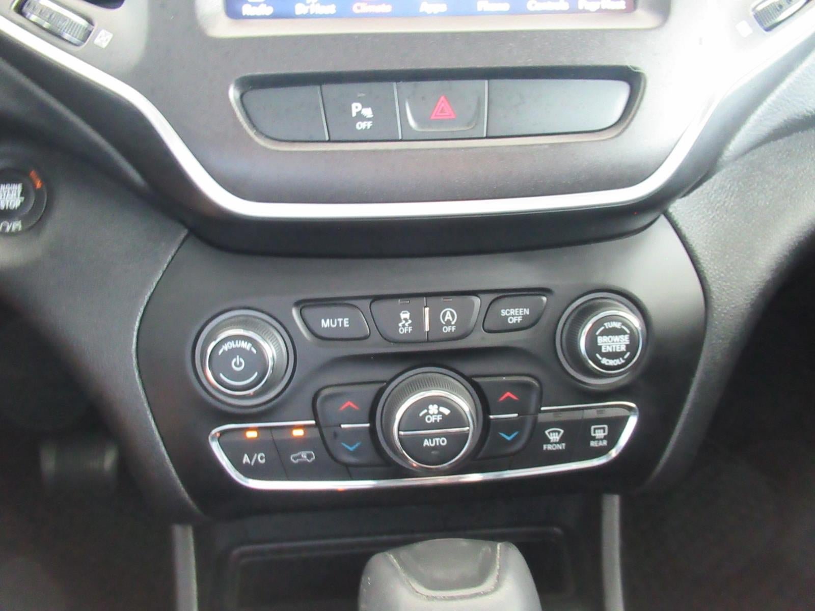 Used 2019 Jeep Cherokee Trailhawk w/ Comfort/Convenience Group AWD/4WD image 33