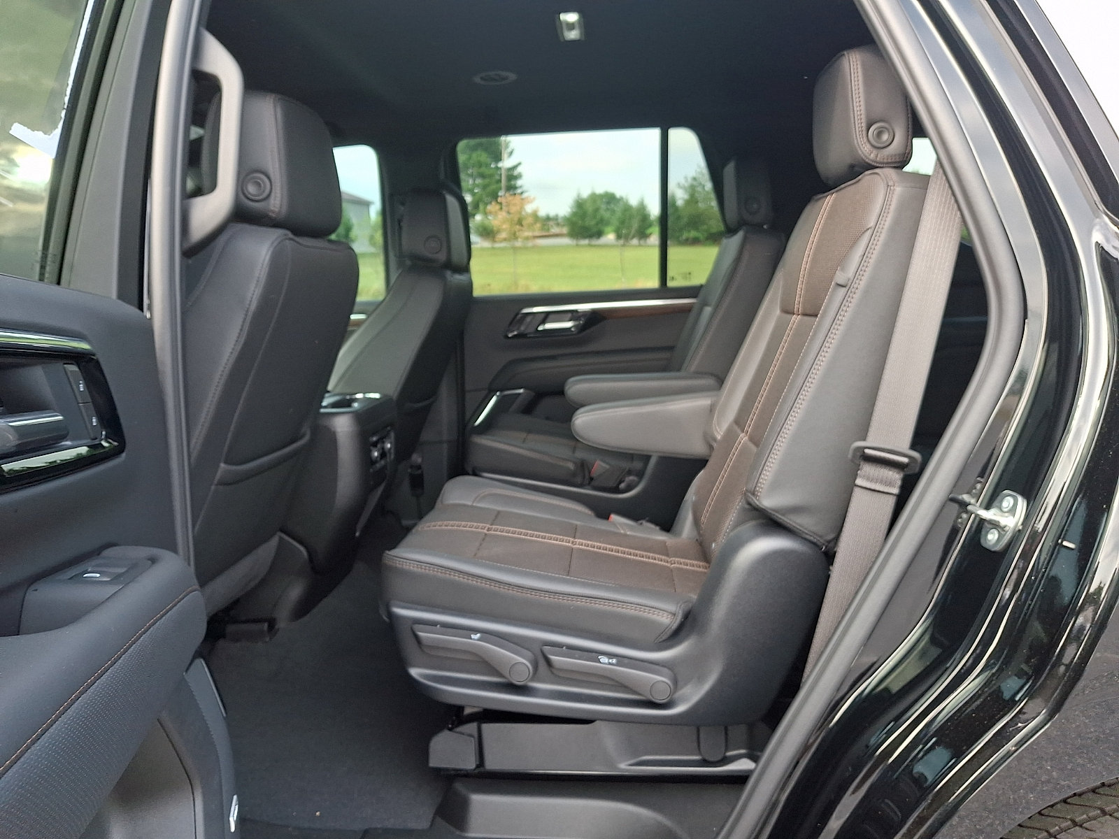 Used 2025 Chevrolet Tahoe High Country AWD/4WD image 11