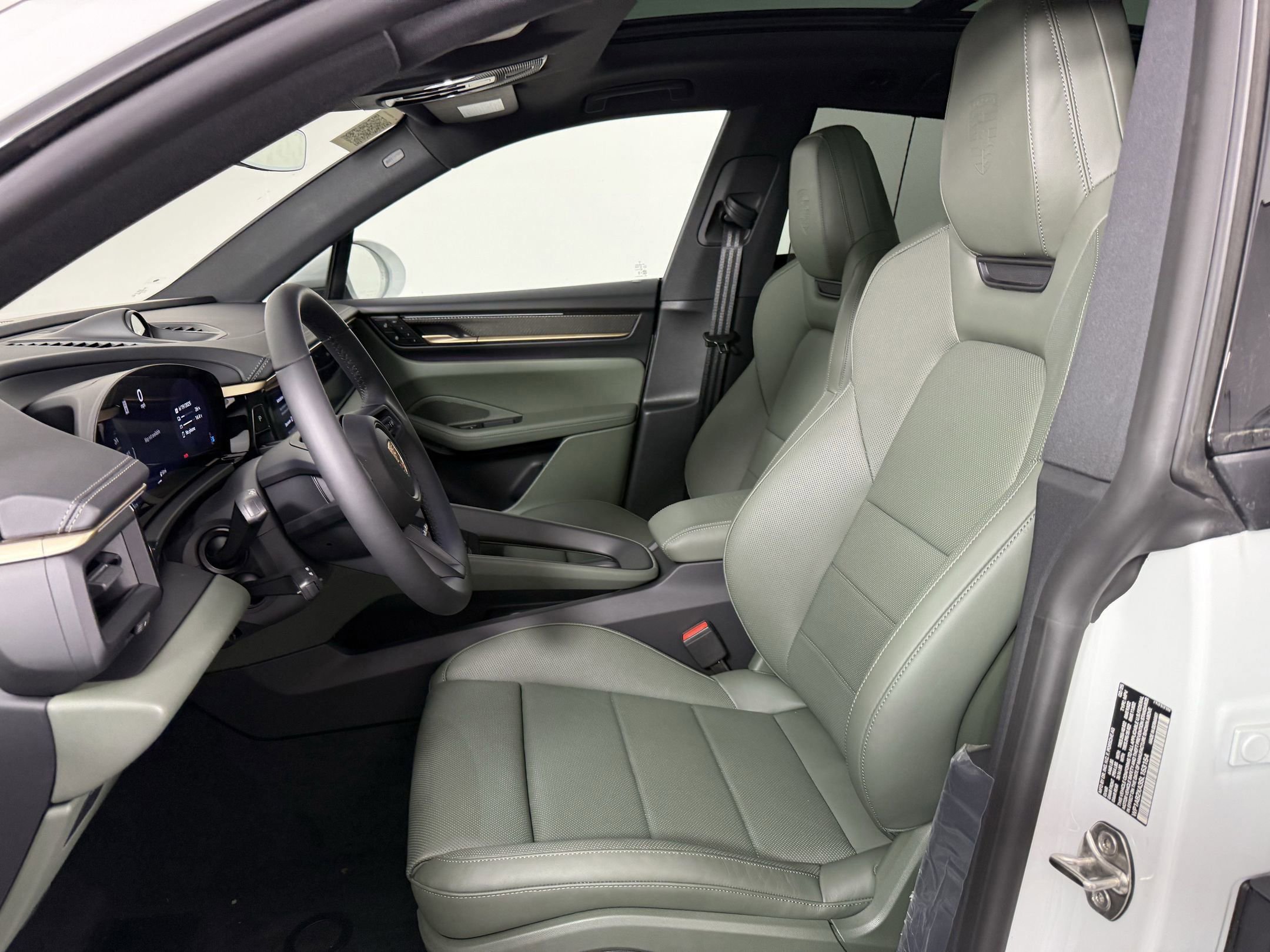 Certified 2025 Porsche Macan 4S Electric AWD/4WD image 5