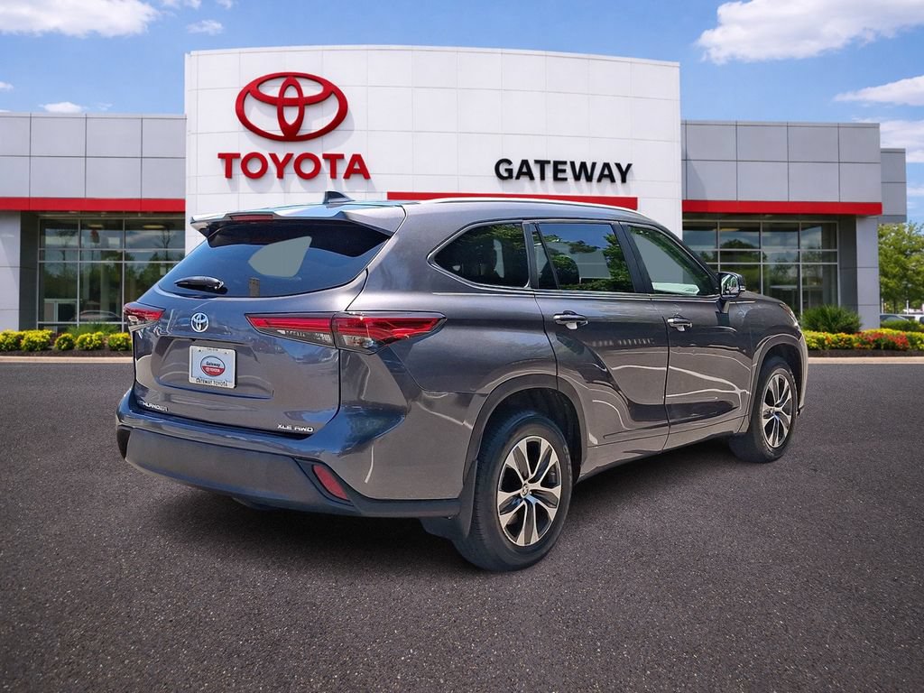 Used 2023 Toyota Highlander XLE AWD/4WD image 5