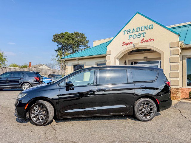 Used 2021 Chrysler Pacifica Touring-L w/ Premium & Safety Sphere Group FWD image 25