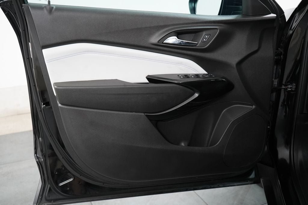 Used 2024 Chevrolet Trax LT w/ Sunroof Package FWD image 28