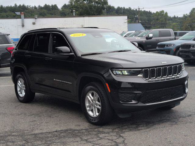 Certified 2024 Jeep Grand Cherokee Laredo RWD image 3