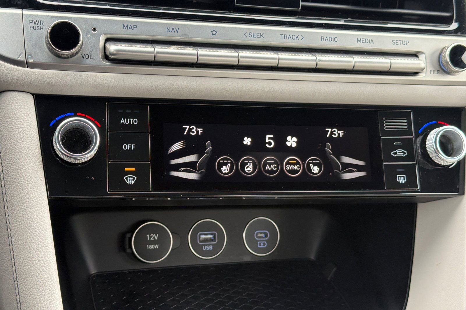 Used 2025 Genesis G70 2.5T image 16