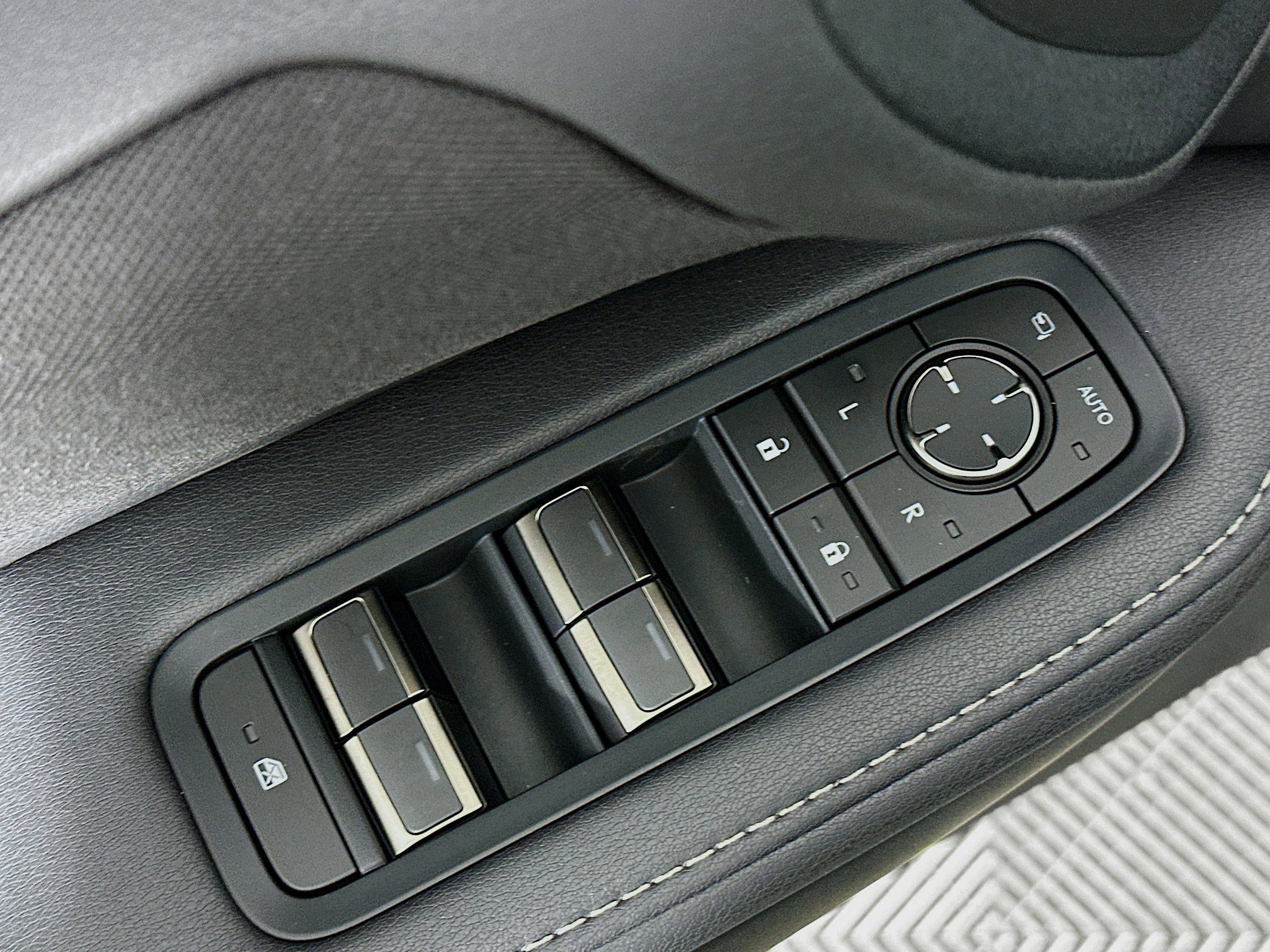 New 2026 Lexus TX 500h AWD image 18