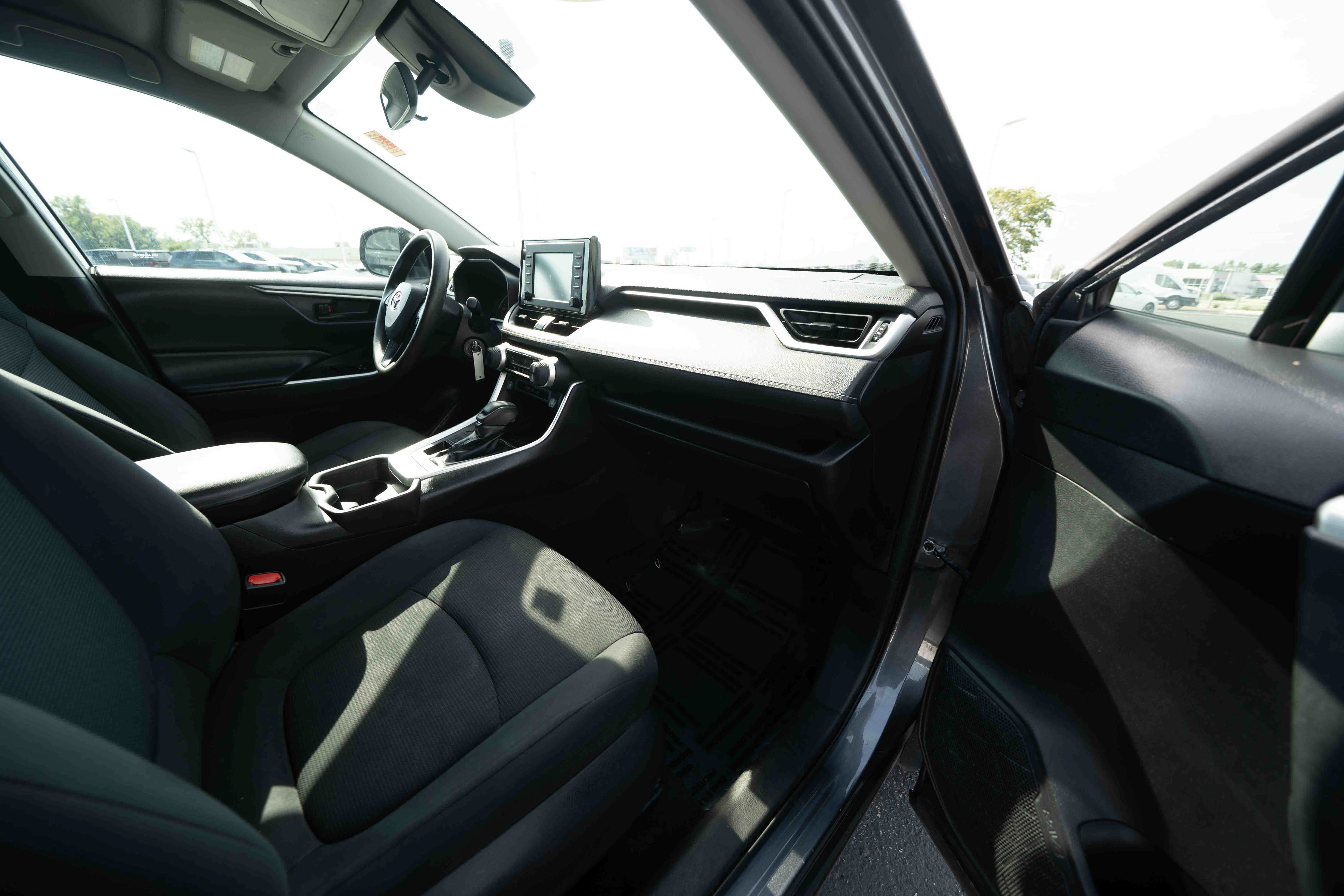 Used 2019 Toyota RAV4 LE AWD/4WD image 26