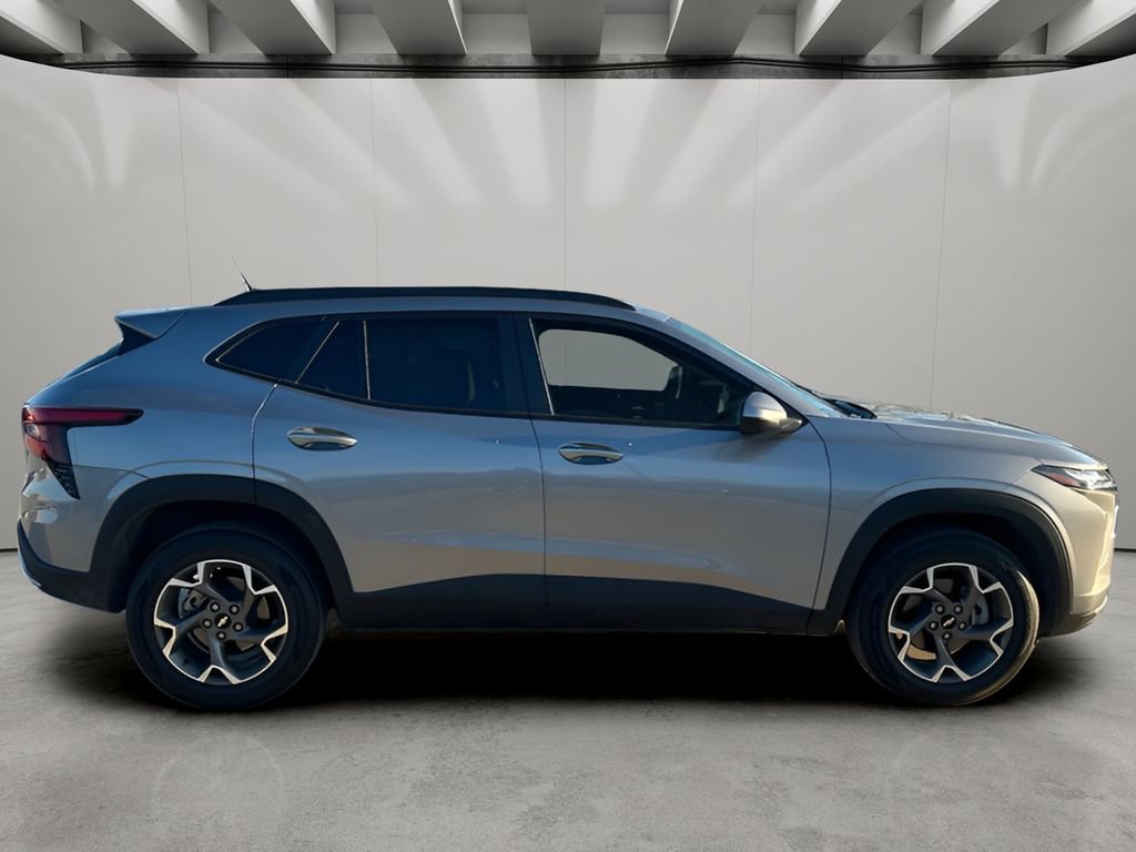Used 2025 Chevrolet Trax LT w/ LT Convenience Package image 6
