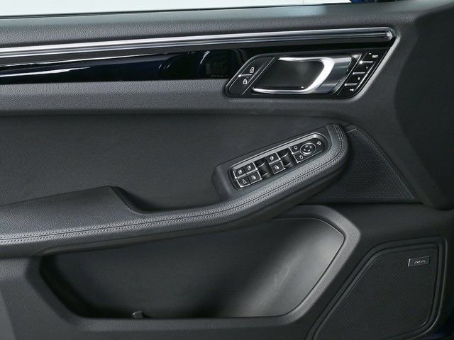 Certified 2025 Porsche Macan AWD image 6