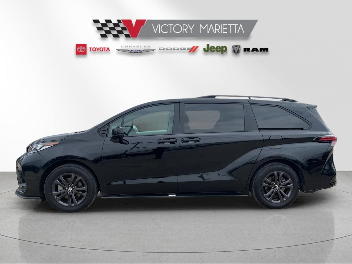 Used 2025 Toyota Sienna XSE w/ XSE Plus Package image 2