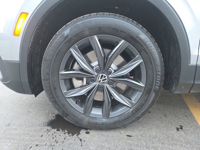 Used 2023 Volkswagen Tiguan SE w/ Panoramic Sunroof Package image 28