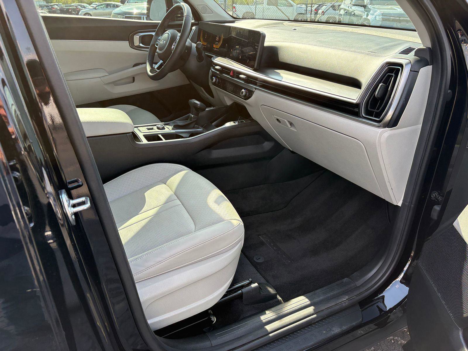Used 2024 Kia Sorento S w/ Panoramic Sunroof Package FWD image 10
