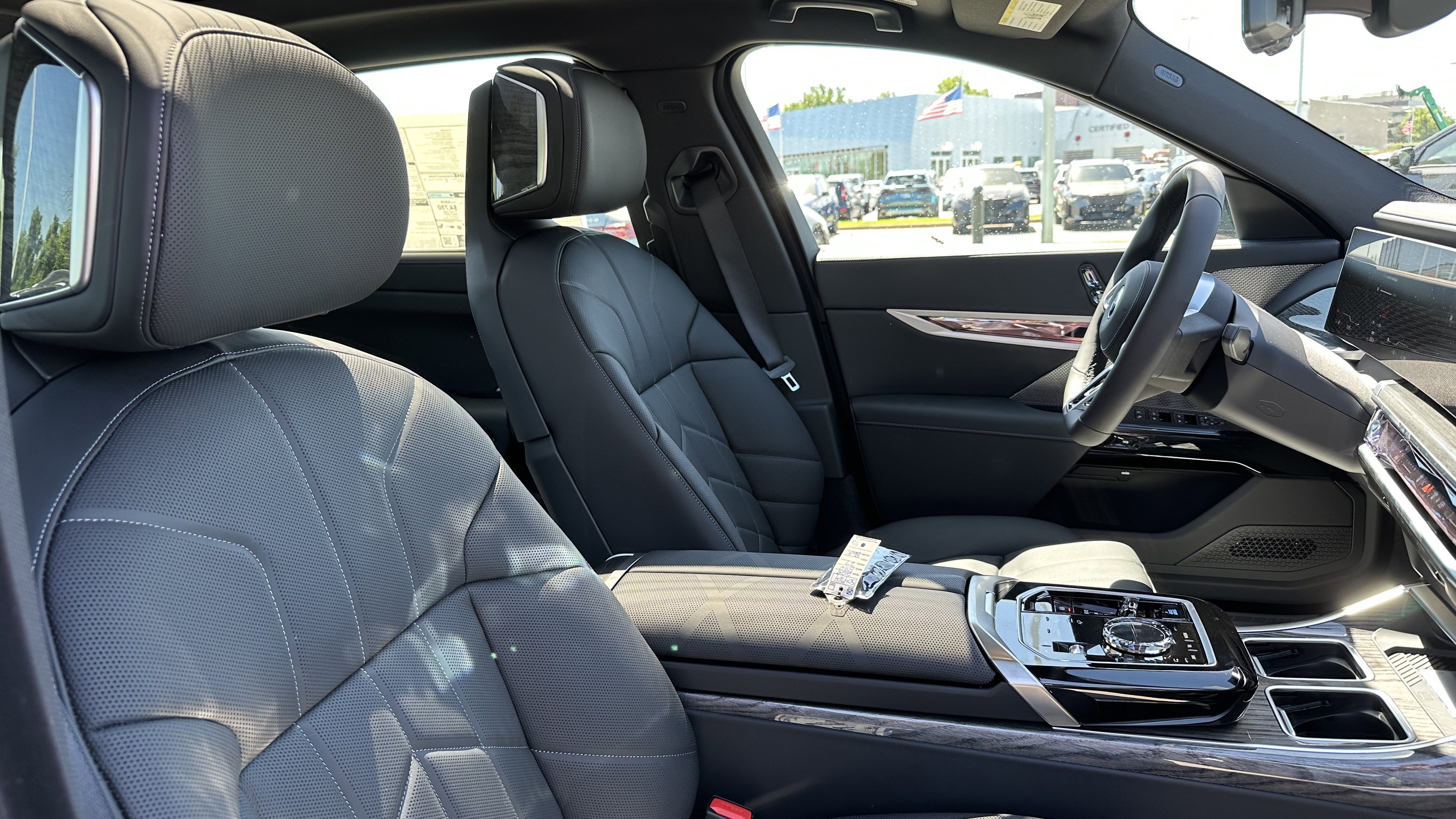 Used 2025 BMW i7 eDrive50 w/ M Sport Package image 32