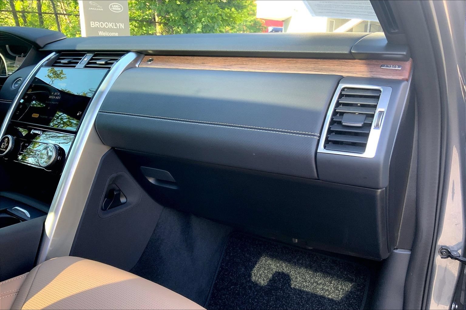 Certified 2025 Land Rover Discovery Dynamic SE AWD/4WD image 18