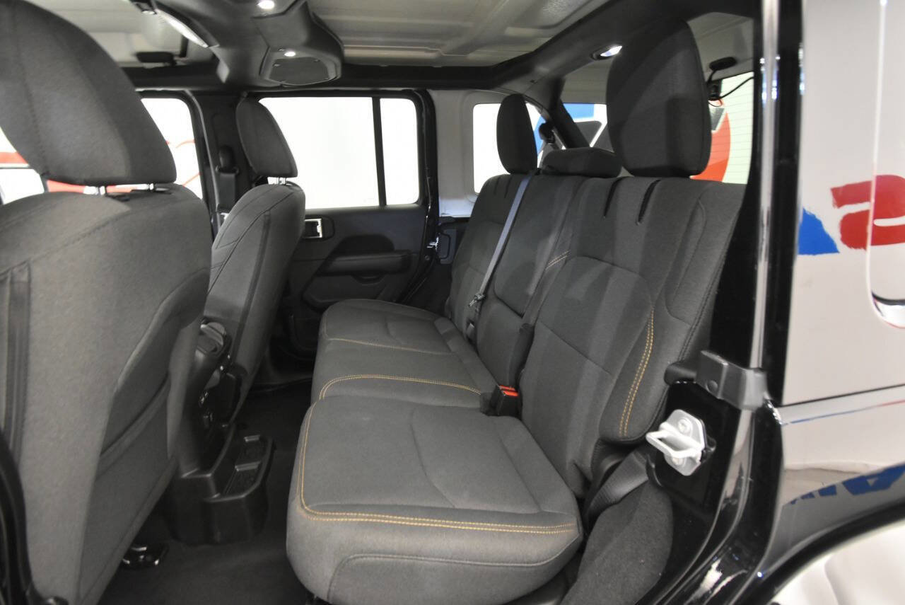 Used 2025 Jeep Wrangler Unlimited Sahara image 14