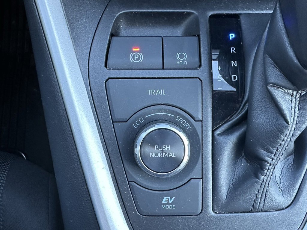 Used 2021 Toyota RAV4 LE image 28