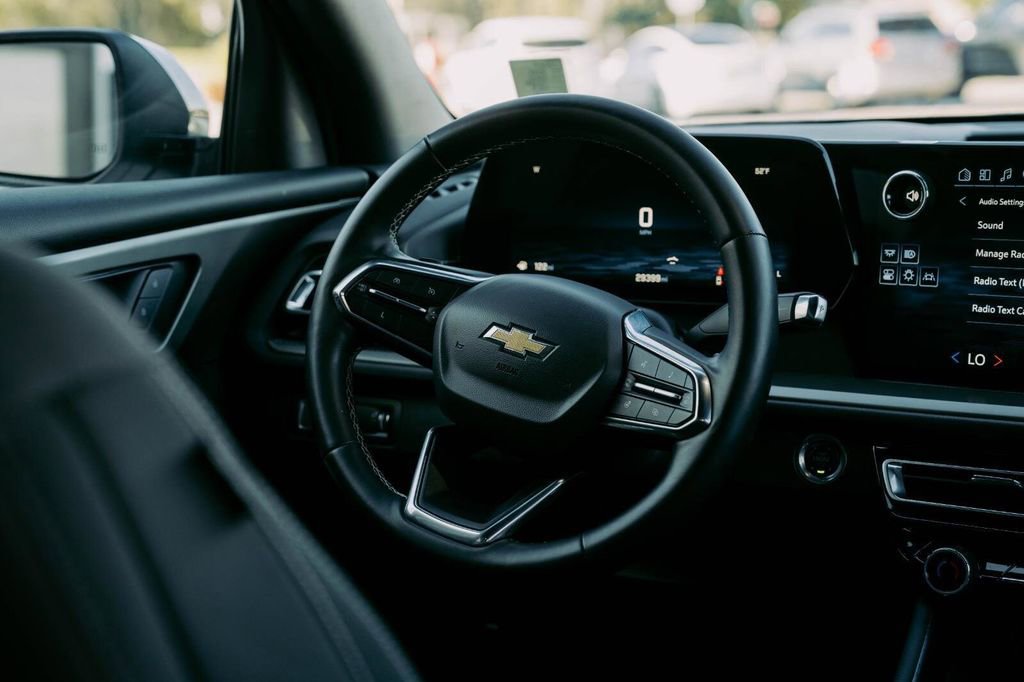 Used 2025 Chevrolet Traverse LT image 16