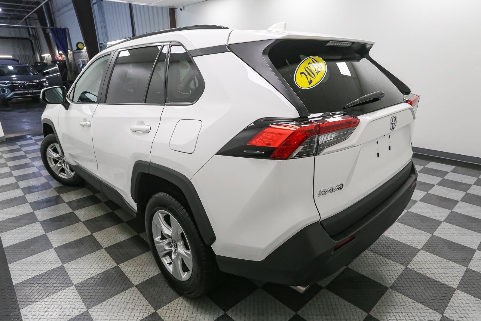 Used 2020 Toyota RAV4 XLE AWD/4WD image 9