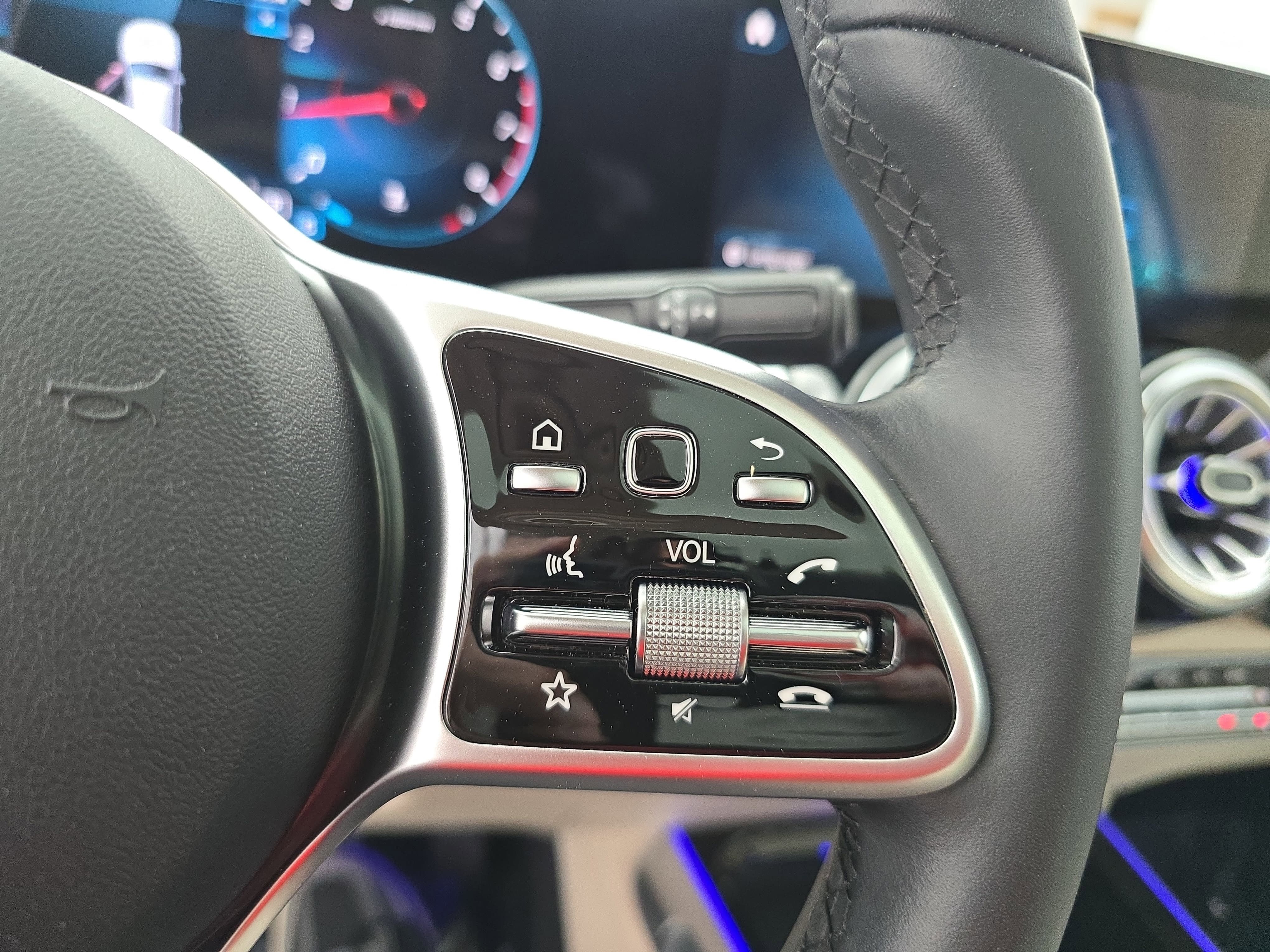 Certified 2023 Mercedes-Benz GLB 250 4MATIC image 19
