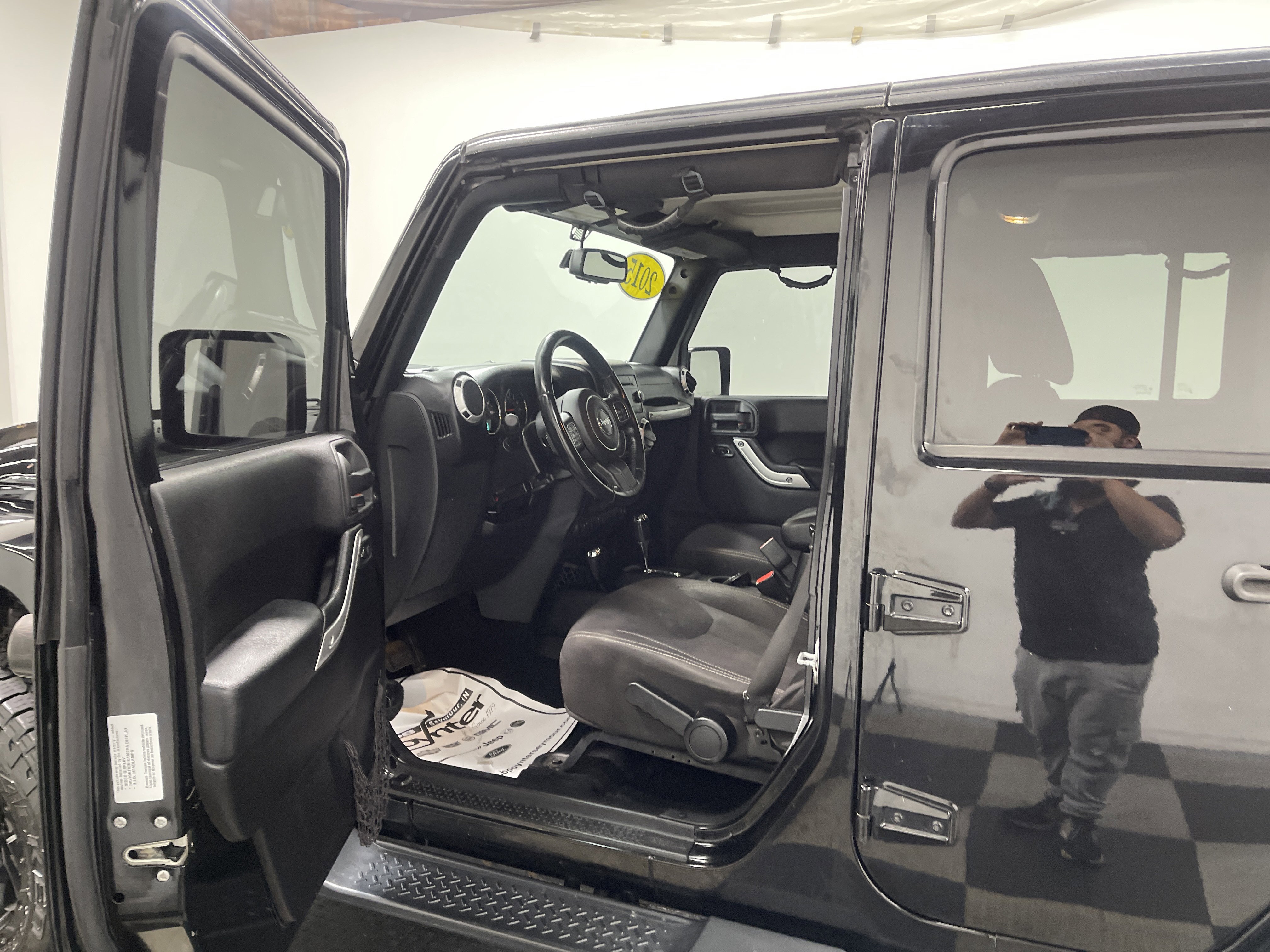 Used 2015 Jeep Wrangler Unlimited Sahara w/ Connectivity Group image 9