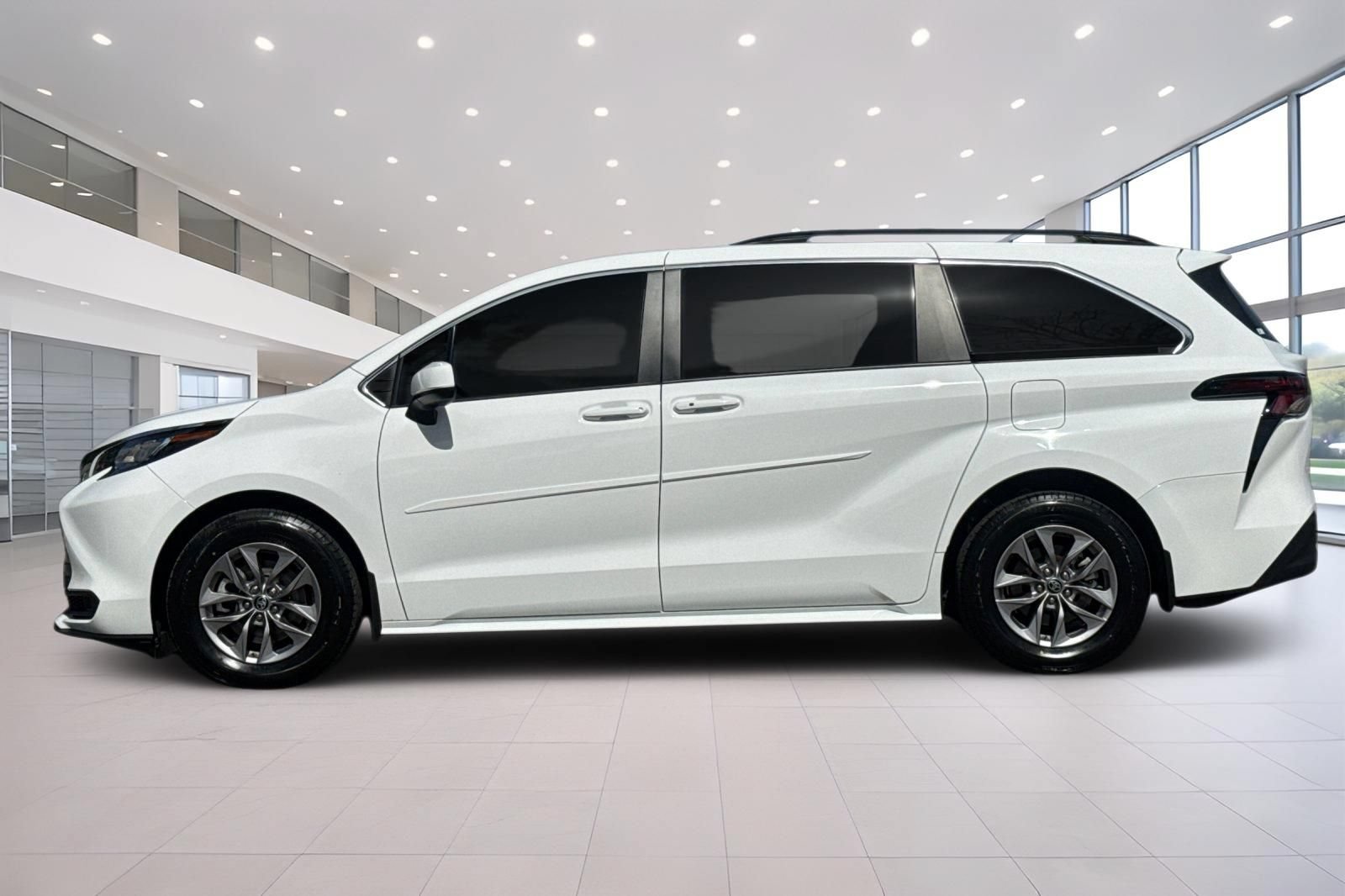 Used 2023 Toyota Sienna LE FWD image 7