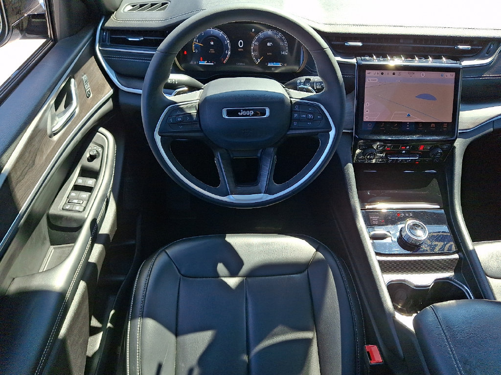 Used 2025 Jeep Grand Cherokee Limited AWD/4WD image 2