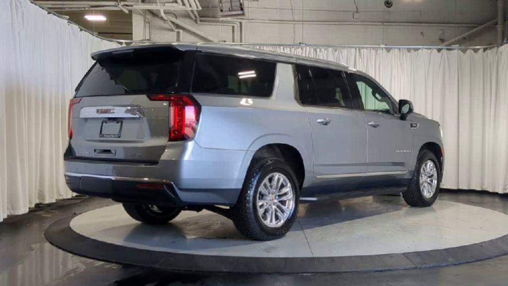 Used 2023 GMC Yukon XL SLT w/ SLT Premium Package image 8