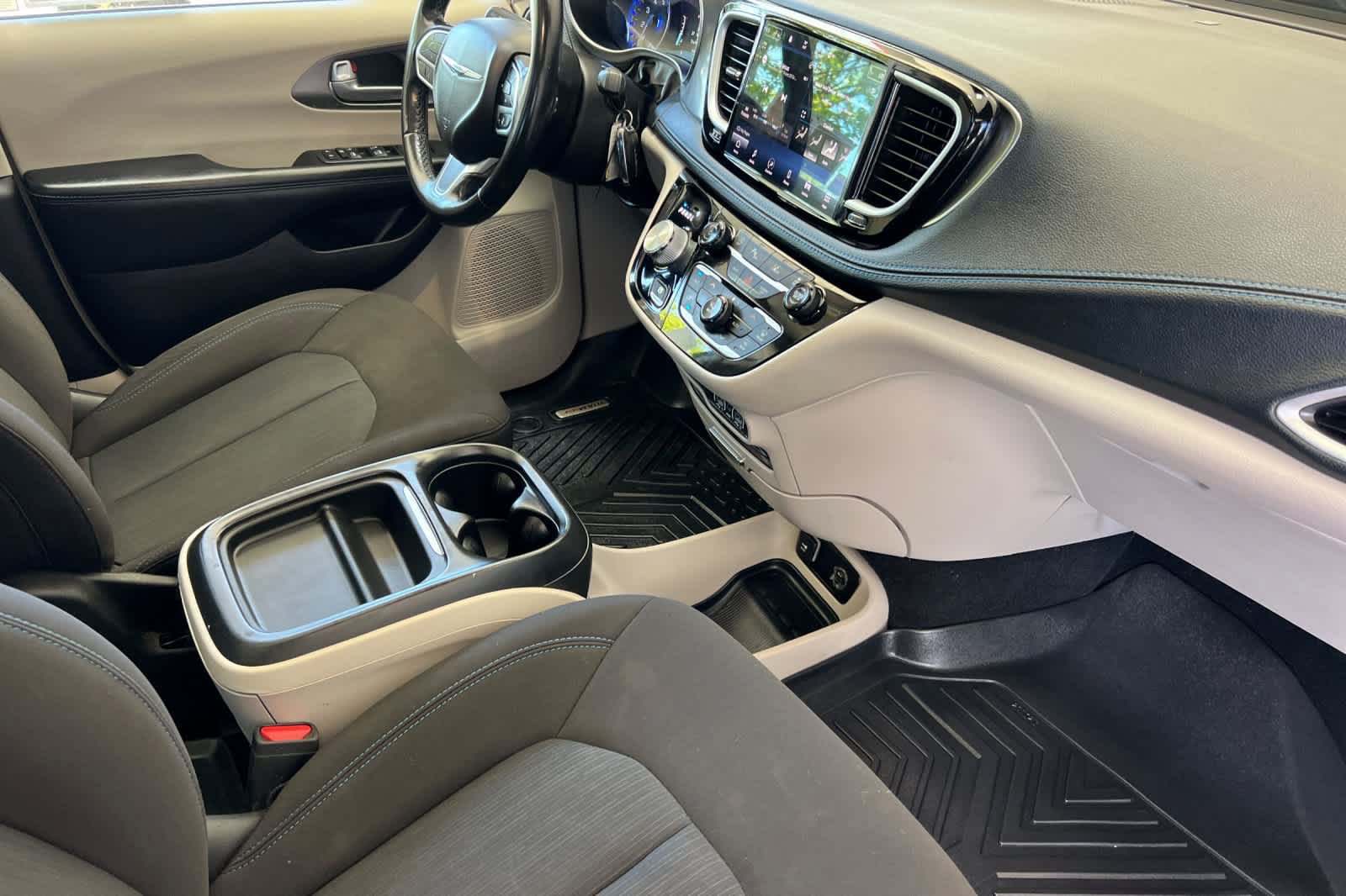 Used 2021 Chrysler Pacifica Touring w/ Uconnect Theater Family Group FWD image 19