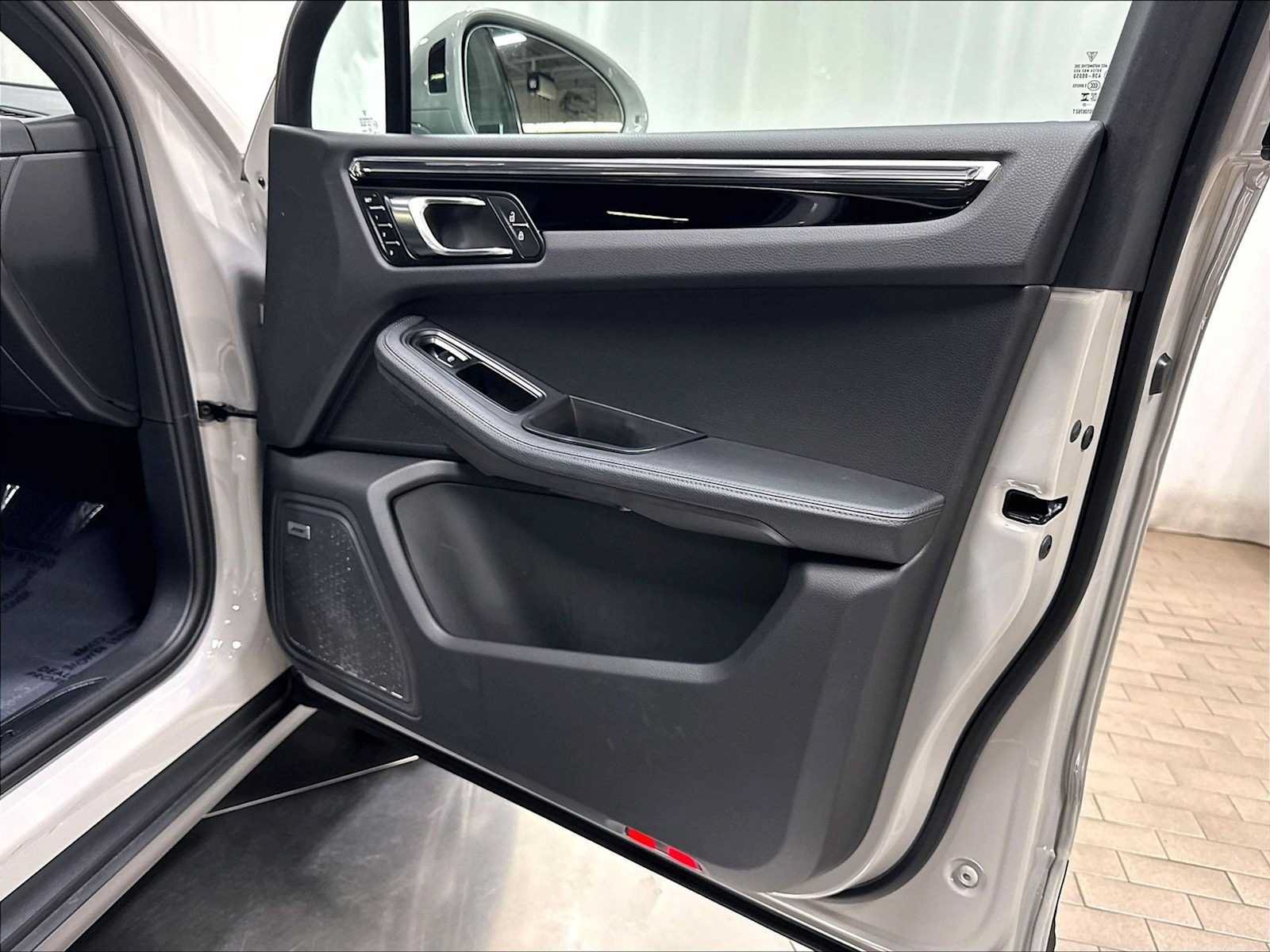 Used 2025 Porsche Macan AWD/4WD image 28