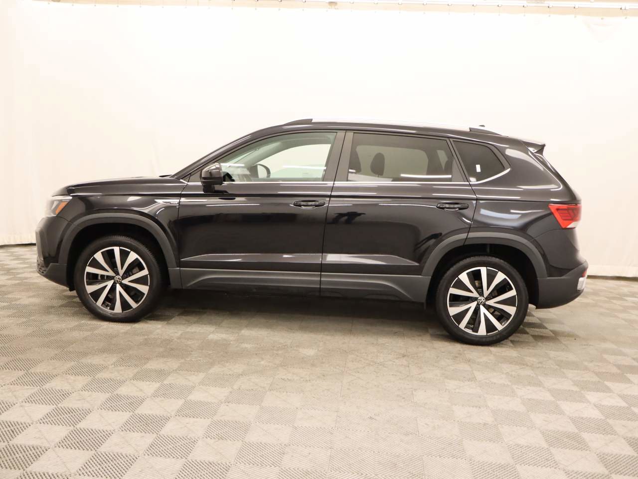 Used 2022 Volkswagen Taos SE image 2