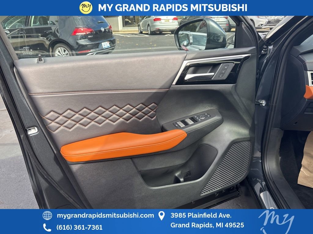 New 2025 Mitsubishi Outlander SEL image 9