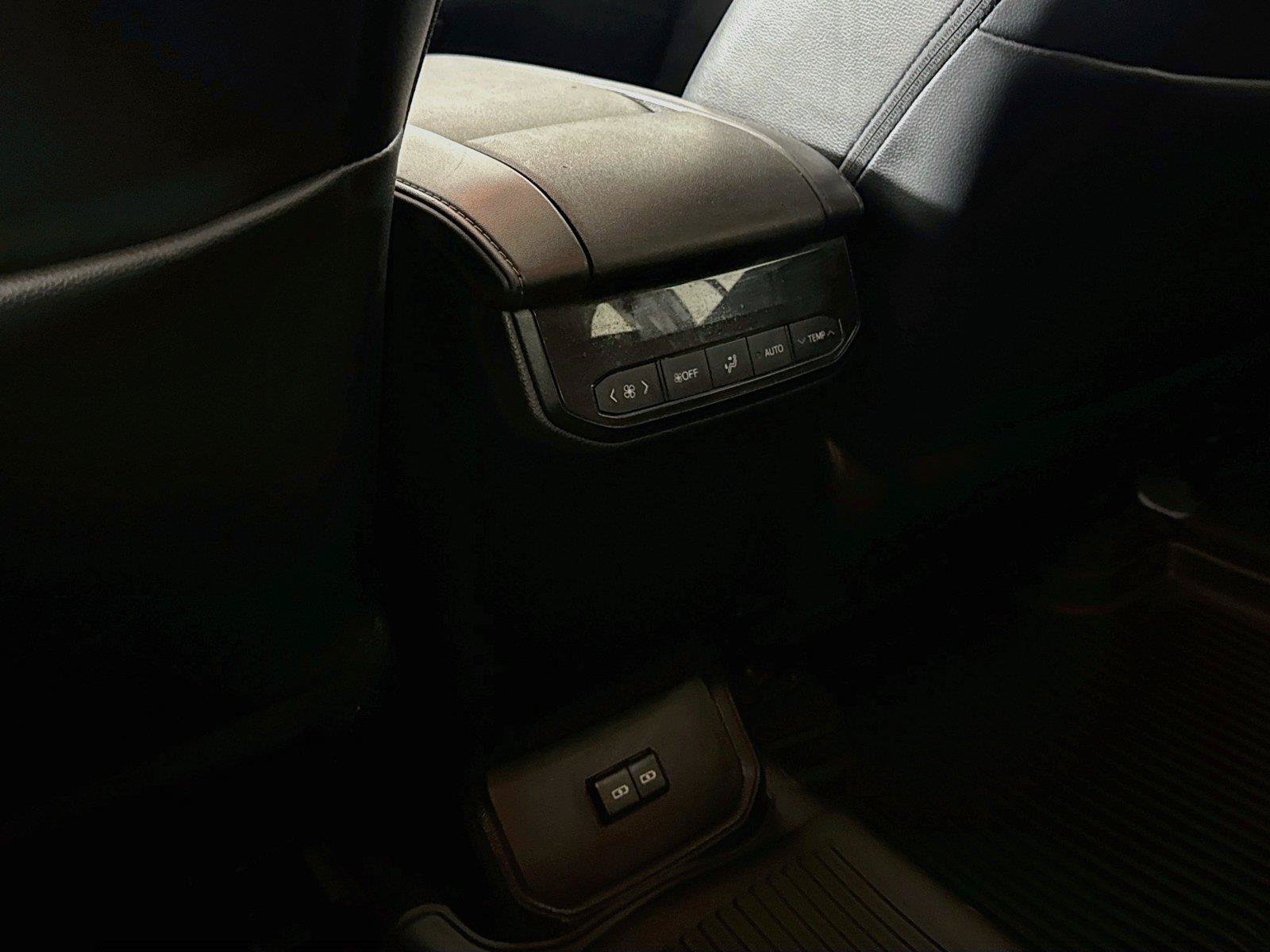Used 2024 Toyota Highlander XLE AWD/4WD image 35
