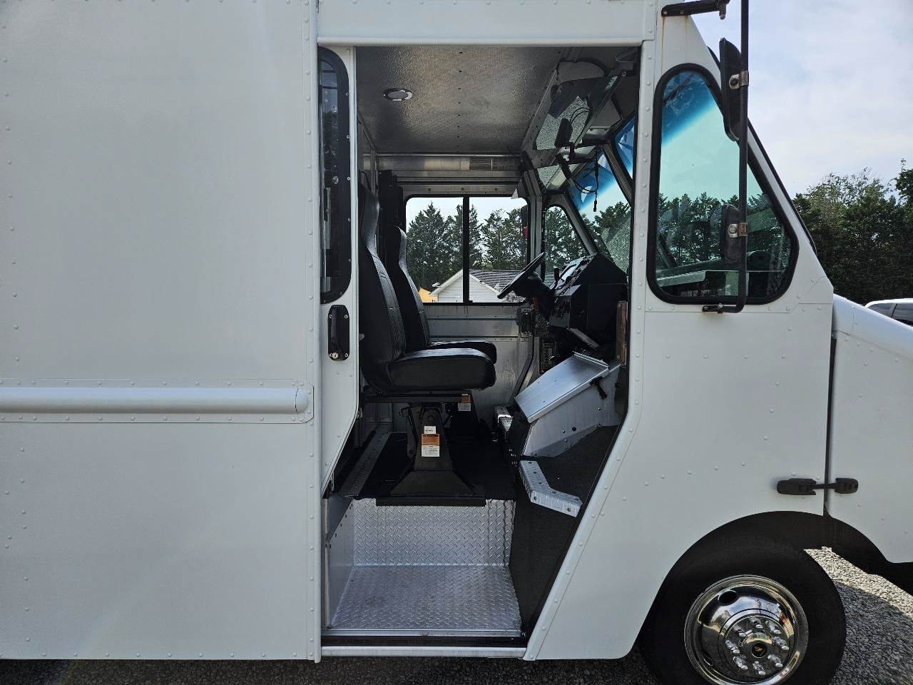 Used 2018 Ford E-350 and Econoline 350 Super Duty w/ A/C Prep Package RWD image 13