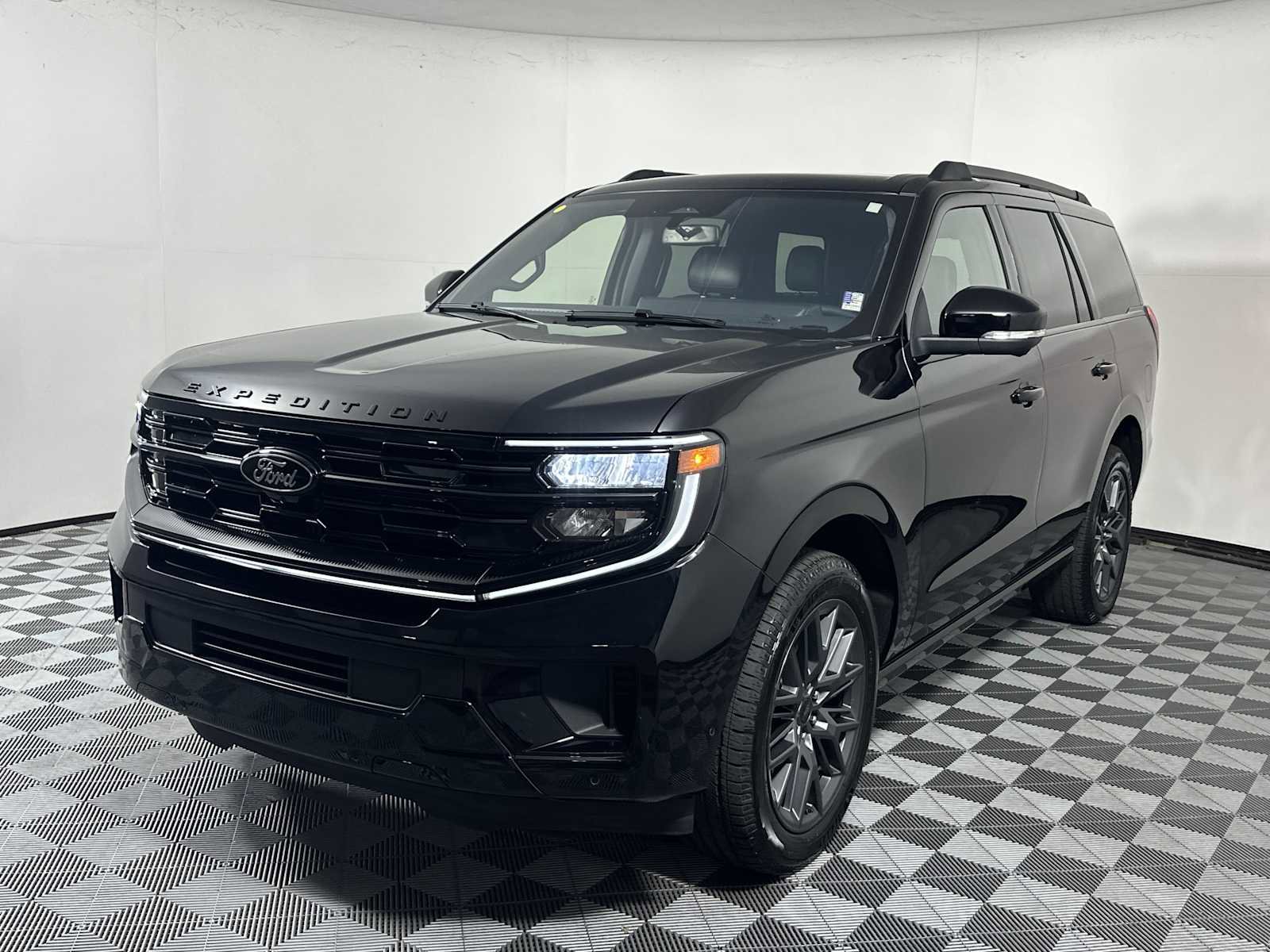 Used 2025 Ford Expedition Platinum w/ Stealth Performance Package image 3