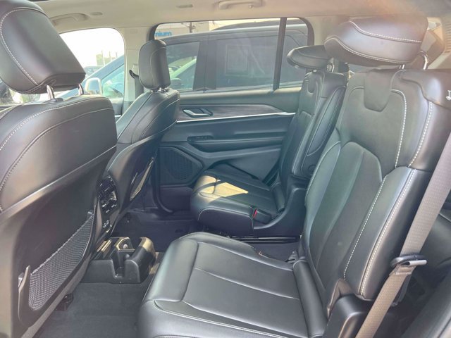 Used 2023 Jeep Grand Cherokee L Limited AWD/4WD image 10