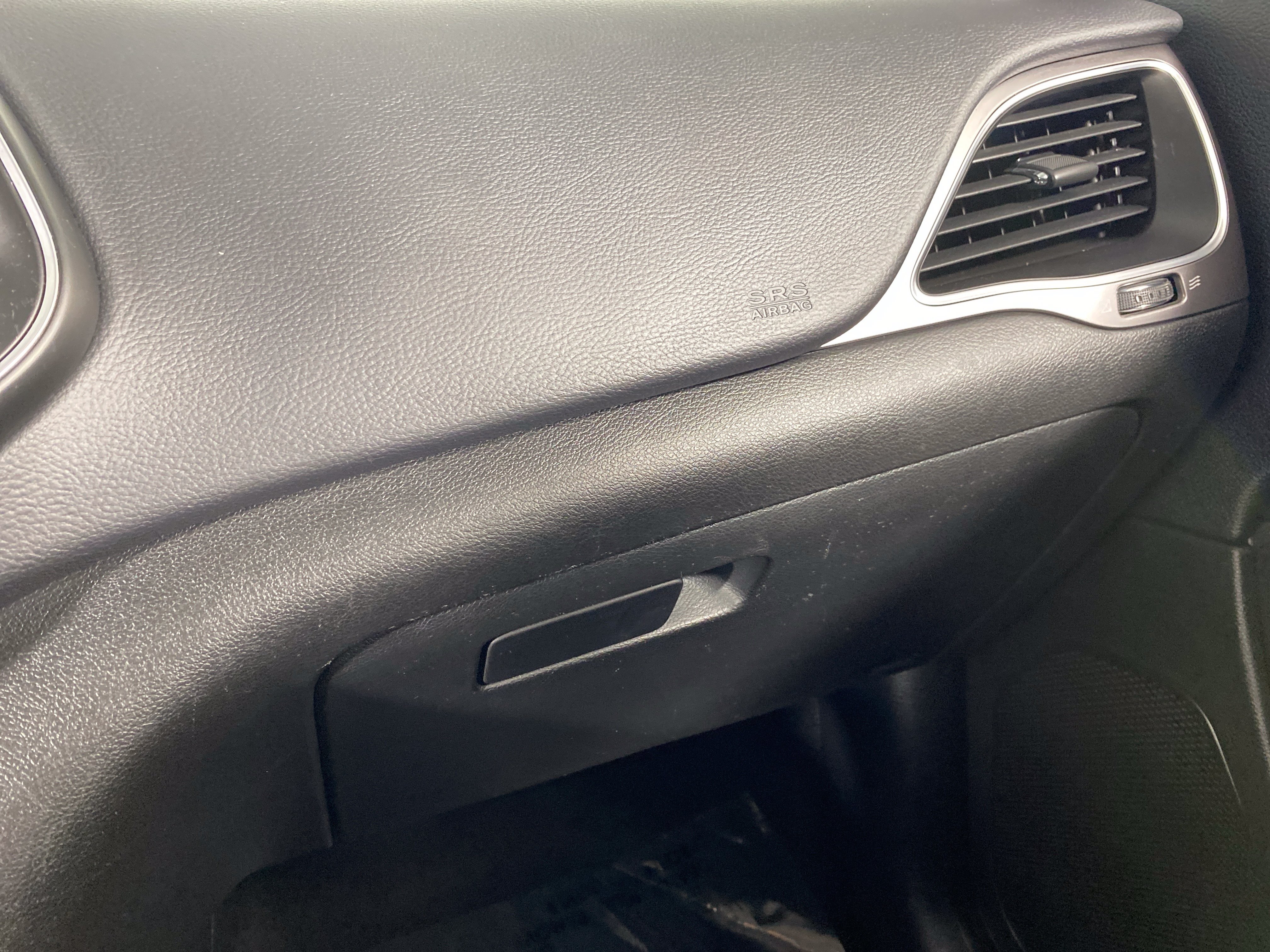 Used 2019 Jeep Cherokee Latitude w/ Popular Appearance Group AWD/4WD image 32