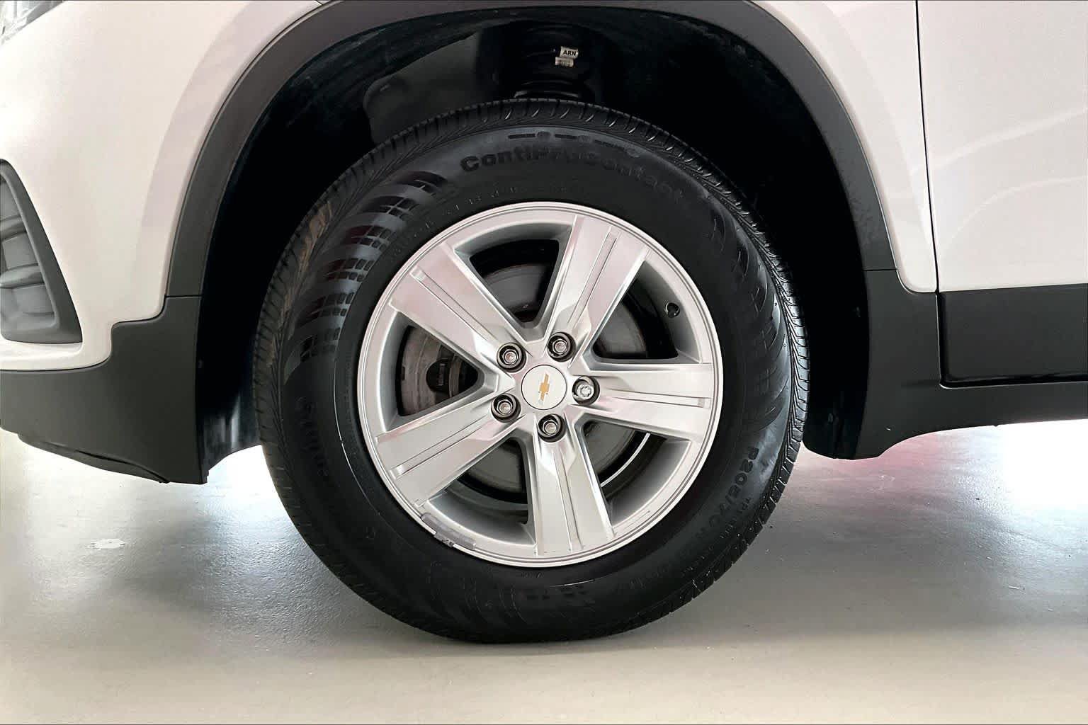 Used 2022 Chevrolet Trax LS w/ Tint and Cruise Package AWD/4WD image 8