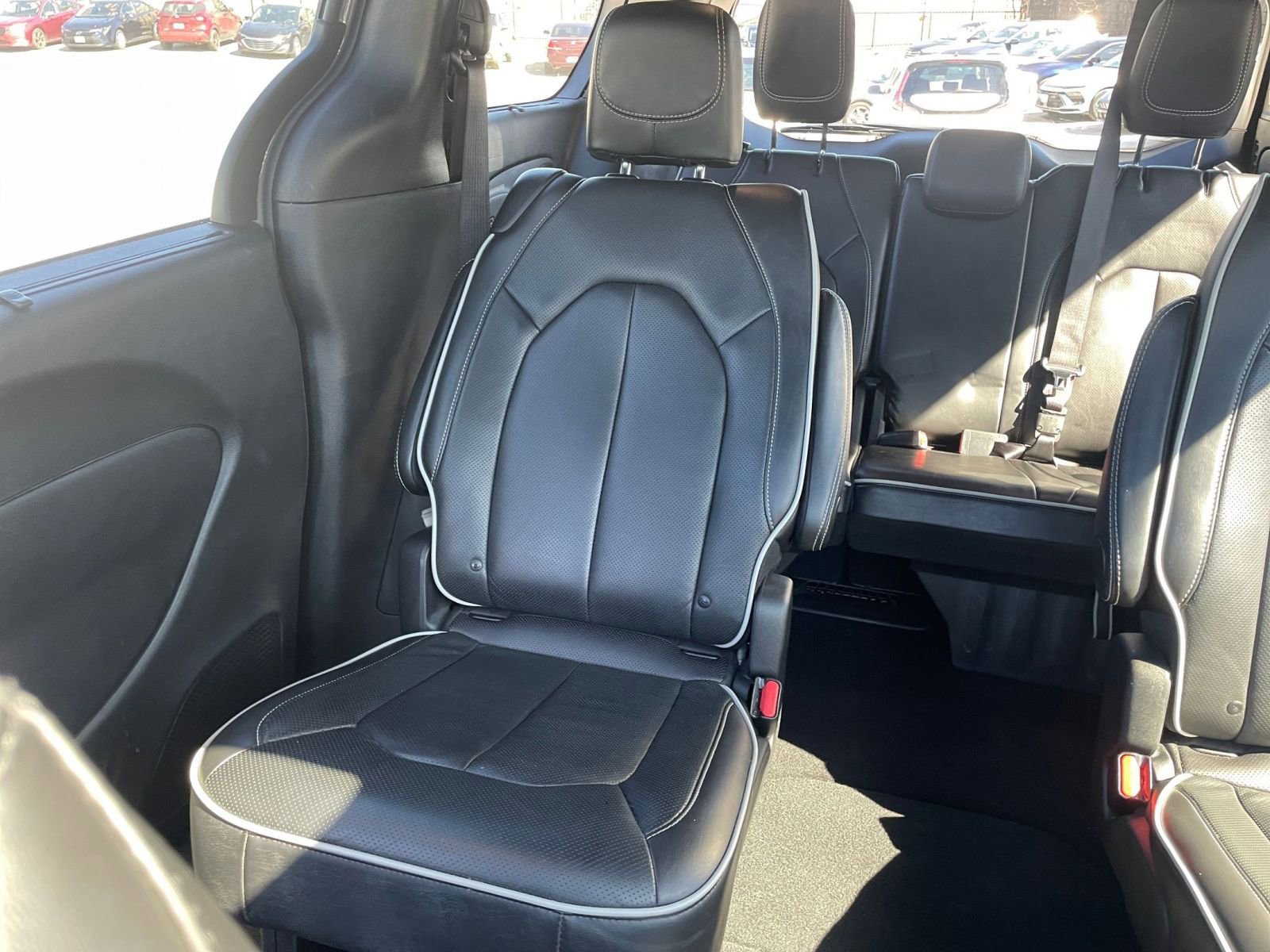 Used 2025 Chrysler Pacifica Limited image 41