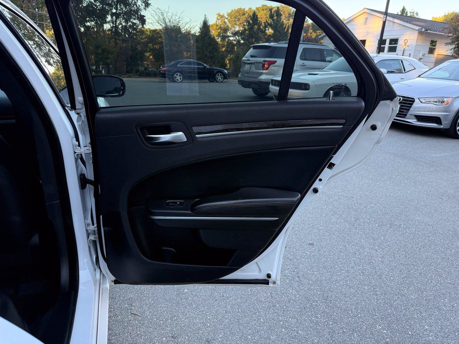 Used 2014 Chrysler 300 C RWD image 21